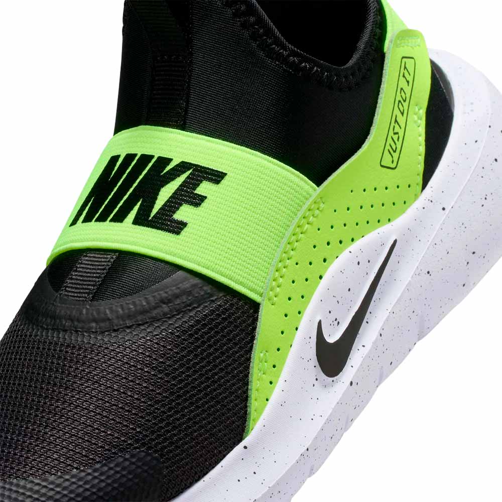 Detalhe do tênis infantil Nike Flex Runner 4 preto com faixas verdes e sola branca
